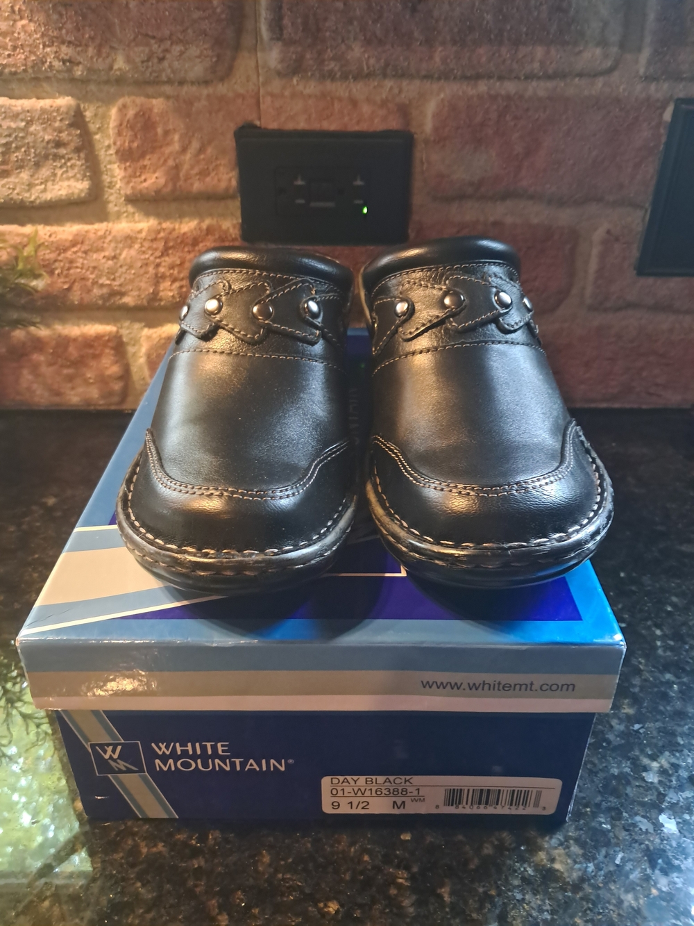 Womens Leather White Mountain Clogs